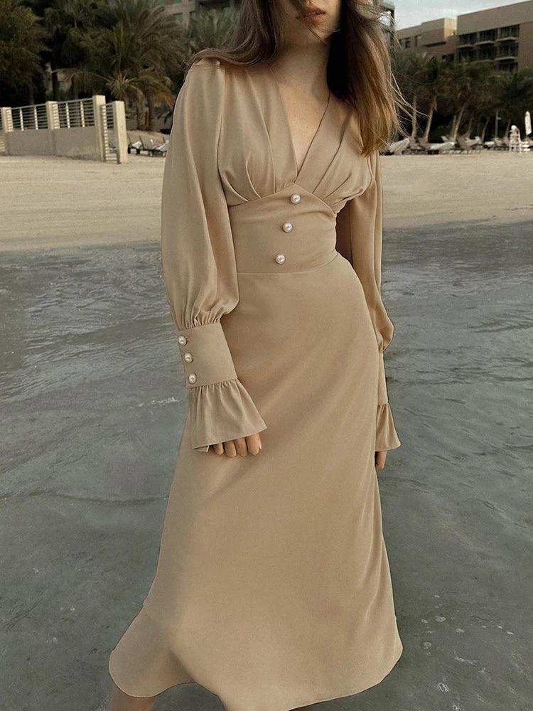 Elegant aftonklänning med lantern-ärmar och pärlknappar - WIQ