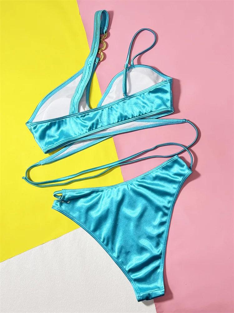 Solkysst Strandkänsla: Asymmetrisk Halter Bikini Set 2024 - WIQ