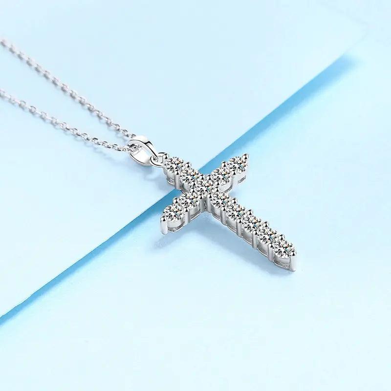 Lyxigt Kors Halsband med Moissanite Diamanter - WIQ